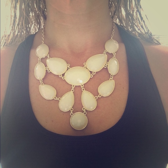 White and gold necklace - Picture 1 of 1