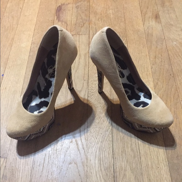 Nude suede Jessica Simpson pumps