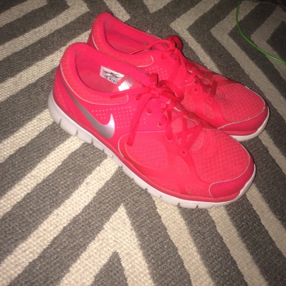 PINK NIKE!
