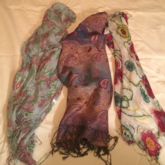 3 gorgeous scarfs 🌺 bundled