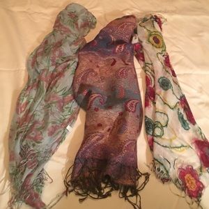 3 gorgeous scarfs 🌺 bundled