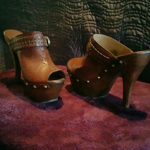 Jessica Simpson - Awesome clogs.