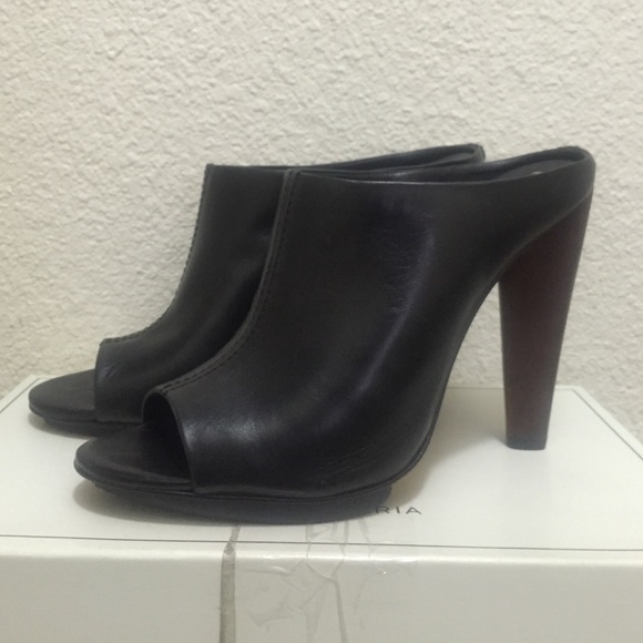 Brand new! BCBGMAXAZRIA Mules- MAKE AN OFFER - Picture 1 of 4