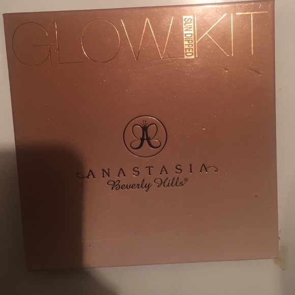 One pan (shade bronze) from the Anastasia glow kit