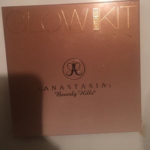 One pan (shade bronze) from the Anastasia glow kit