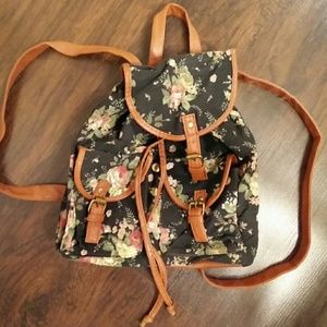 ⬇️final price drop⬇️Floral mini backpack