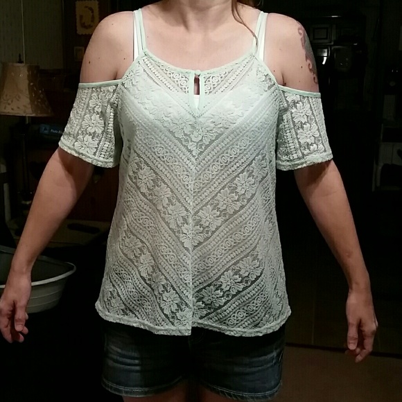Cold shoulder lace top - Picture 2 of 2