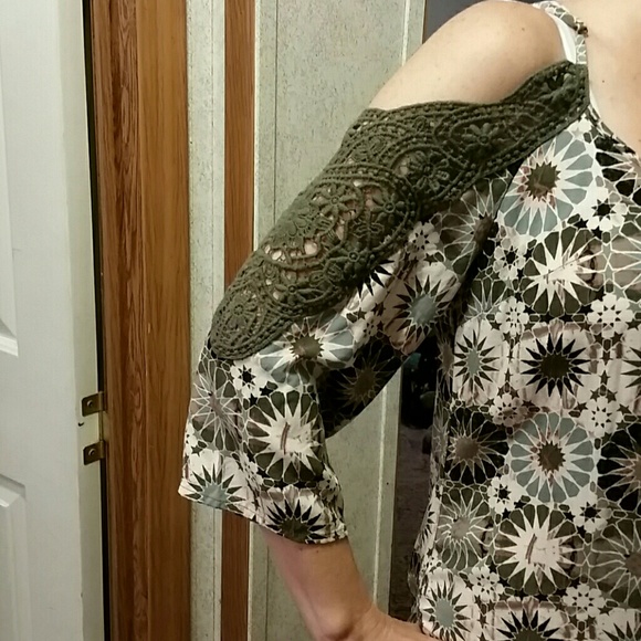 Cold shoulder dress - Picture 2 of 3