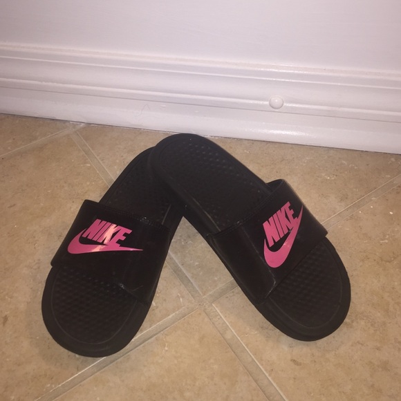 Black and Pink Nike Slides Size 5💗