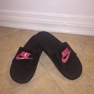 Black and Pink Nike Slides Size 5💗