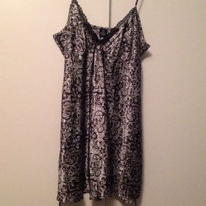 NWOT Apt 9 black & white paisley nightgown