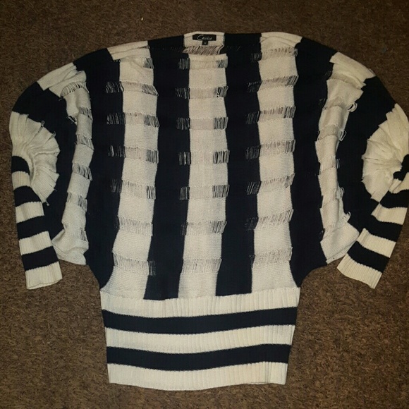 Unique sweater with puffer sleeves