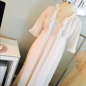 Beautiful vintage 2 piece robe and gown ensemble