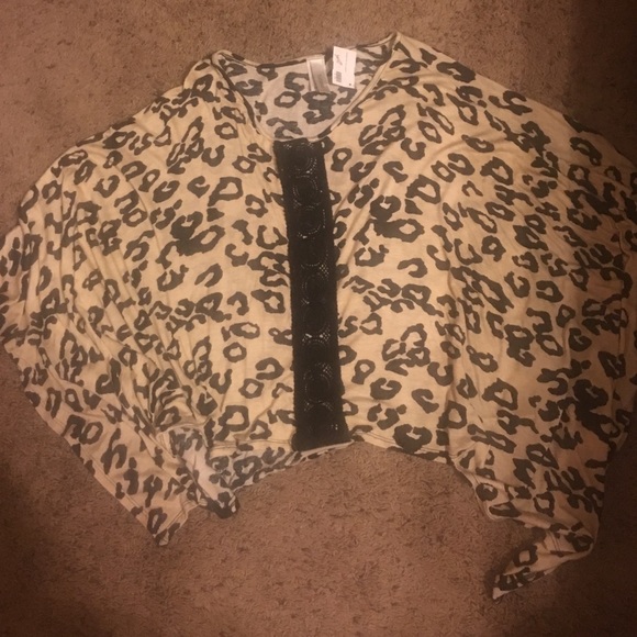 Yahada (XL) leopard poncho style shirt.