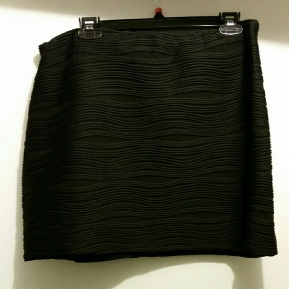Black, textured mini skirt - Picture 1 of 1