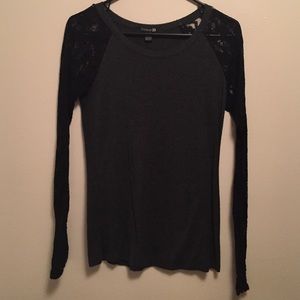 ✨BOGO✨Lace sleeve shirt