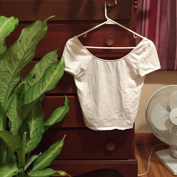 White scoop neck crop top