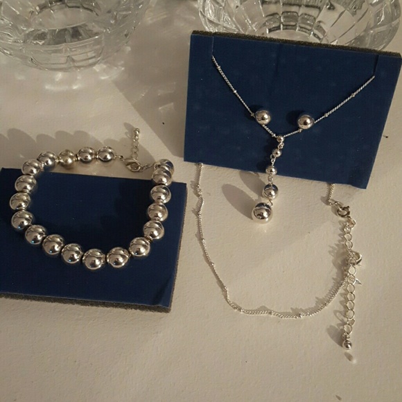 Necklace, earrings and braclets set