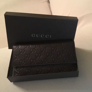 Iconic Gucci Signature wallet