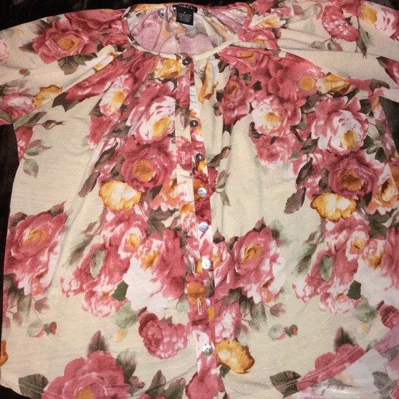 Beautiful blouse - Picture 2 of 4