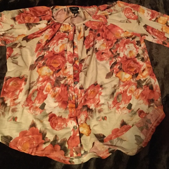 Beautiful blouse - Picture 4 of 4