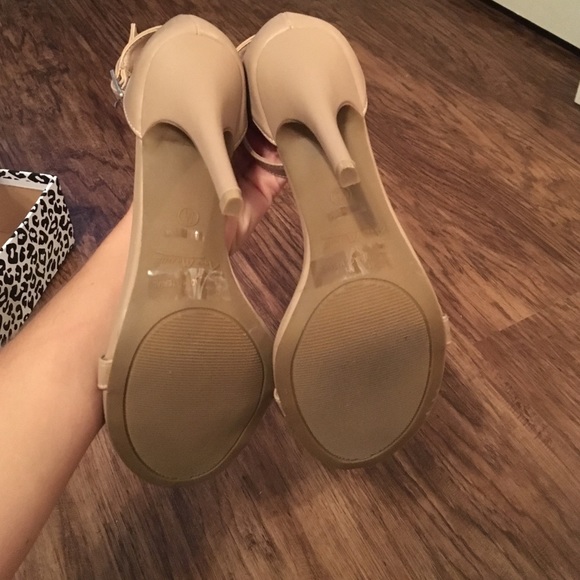 High heels. Never worn - Picture 2 of 3