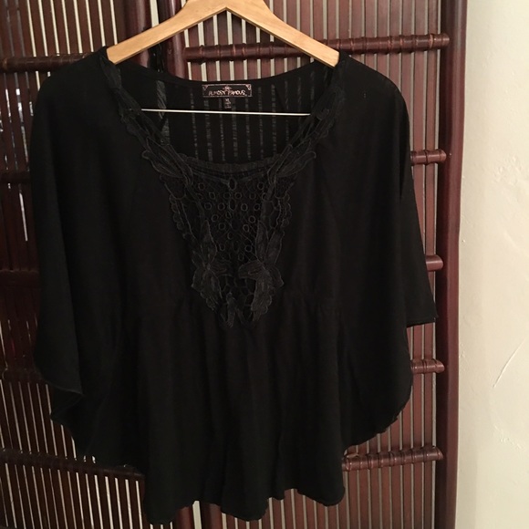 ❌SOLD❌ Cute butterfly sleeve top