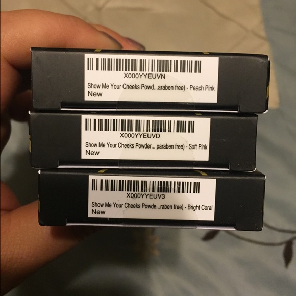 Elizabeth Mott show me your cheeks - Picture 3 of 4