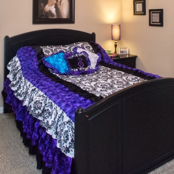 Queen bedding Beautiful!