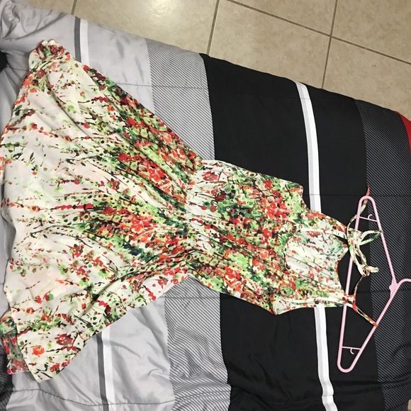 Beautiful dress for the summer or spring time. - Picture 2 of 4