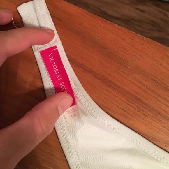 Victoria secret swimsuit top with missing stone - Picture 4 of 4