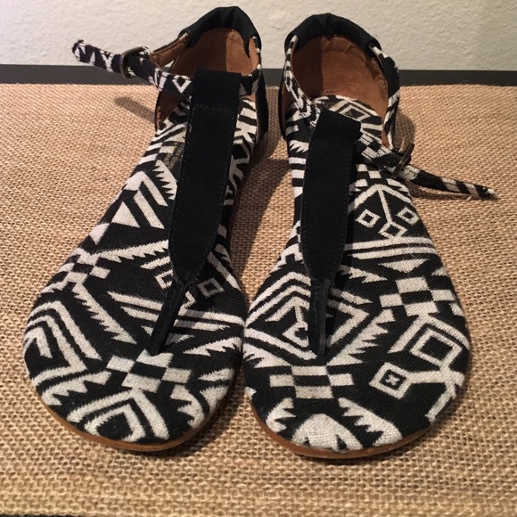 TOMS Tribal Print Thong Sandals 😍