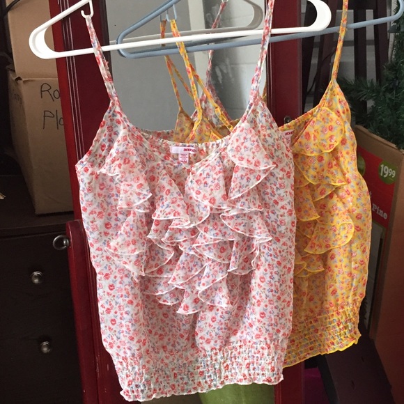Bundle of two tops.