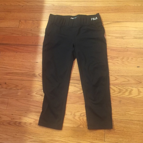 SALE 🎉🎉🎉Fila sport small running Capri
