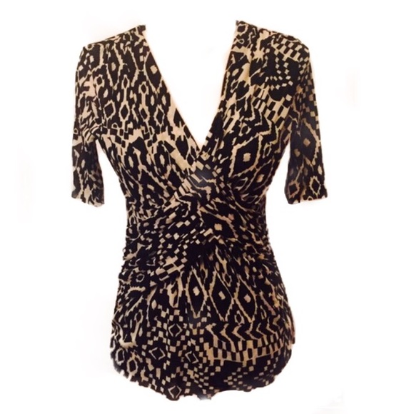 Vince Camuto Tops - 🛎 Vince Camuto Patterned Blouse 👜