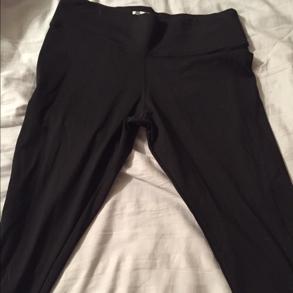 VS Pink Ultimate Crop Leggings