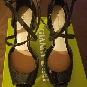 Brand new,never worn black Gianni Bini heel