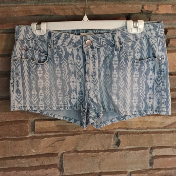 Patterned jean shorts
