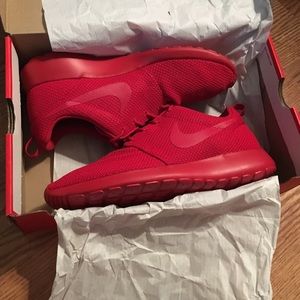 Deadstock Triple red roshes (mens 7.5)