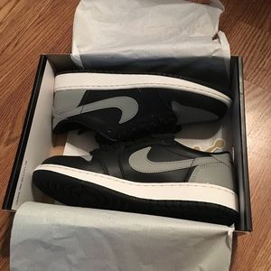 Retro 1s low top gray and black size 6y