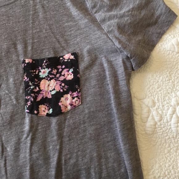 grey PINK shirt w floral pocket