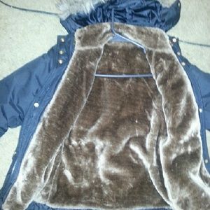 Junoir coat with zip out lining. Small hole.
