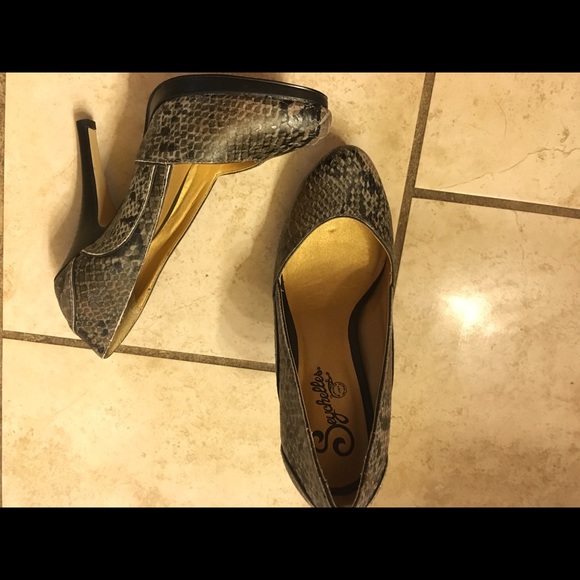 NEVER WORN!! Seychelles natural leather pump!