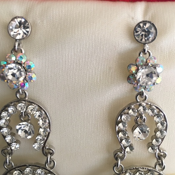 🎀💥GORGEOUS Silver Rhinestones Earrings🎀💥 - Picture 2 of 4