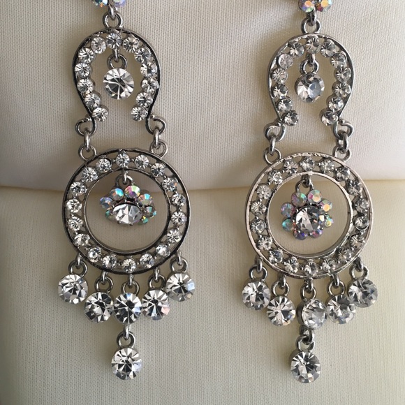 🎀💥GORGEOUS Silver Rhinestones Earrings🎀💥 - Picture 4 of 4