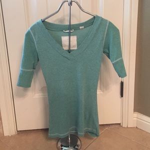 Quarter-length sleeve tee