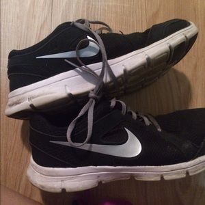 Black women's 8.5 size Nike shoes decently worn