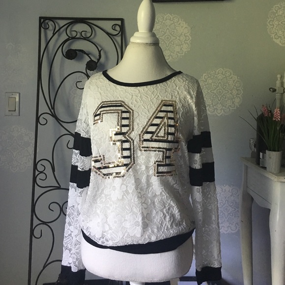 🔺NWOT  White flower lace long sleeve Shirt🔺