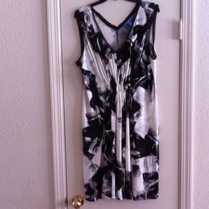 Sleeveless black and white dress