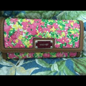 Nine West floral wallet 🌴DISCOUNTED SHIPPING